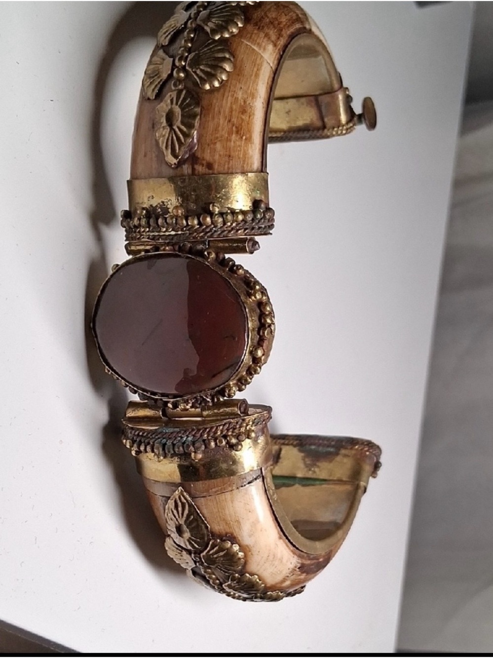 Vintage-Style Brown Stone Brass Cuff Bracelet - Picture 3 of 4